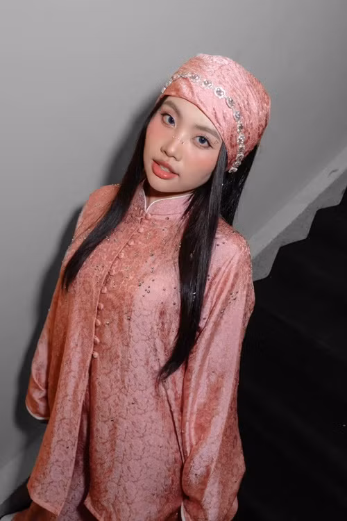 Tháng 6/2021, Phương Mỹ Chi vướng ồn ào quảng cáo quá lố kẹo ngậm trắng da đến từ Hàn Quốc. Trước phản hồi của khán giả, nữ ca sĩ quyết định xóa bài đăng. Ngoài ra, Phương Mỹ Chi còn phân trần, cô đã tìm hiểu qua bạn bè về sản phẩm và nhận được phản hồi tốt. Vì tin tưởng vào giấy kiểm định sản phẩm được cung cấp, cô đã bỏ quên những yếu tố khác cũng quan trọng không kém. Ảnh: FBNV.