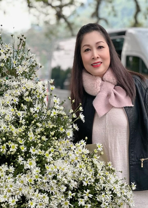 Trong một video quảng cáo, nghệ sĩ Hồng Vân khẳng định, sau khi sử dụng viên sủi, khối u trong cơ thể nhỏ đi, bệnh tình thuyên giảm. Tuy nhiên, viên sủi này chỉ là thực phẩm bảo vệ sức khỏe. Giữa ồn ào, nữ nghệ sĩ thừa nhận, đoạn quảng cáo về một loại viên sủi của cô khiến người xem hiểu lầm sản phẩm là thuốc trong khi đây là thực phẩm chức năng. “Vân xin cúi đầu nhận lỗi vì đã thiếu sót trong việc kiểm tra độ uy tín và cách thức bán hàng của sản phẩm mình quảng cáo”, Hồng Vân nói. Ảnh: FBNV.