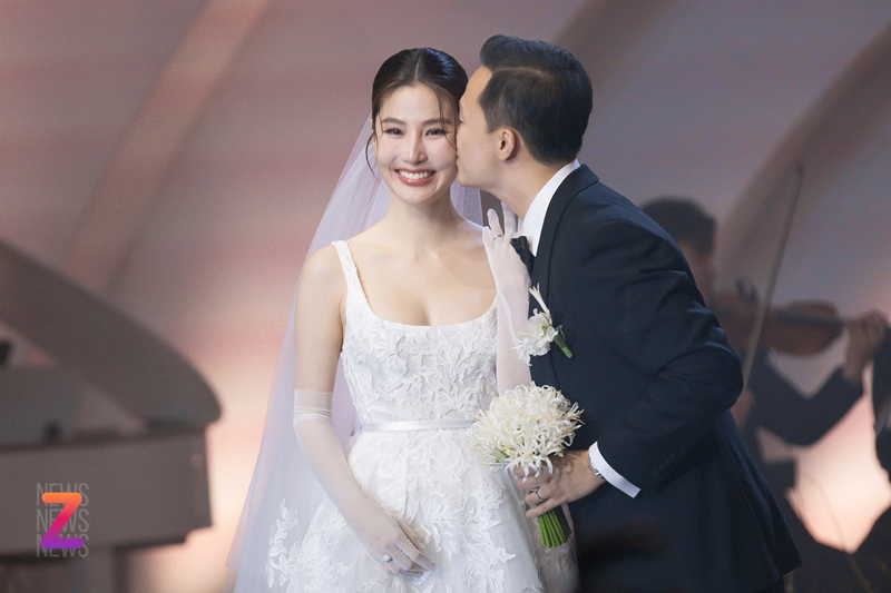  Đám cưới Diễm My 9x - Vinh Nguyễn diễn ra vào chiều tối ngày 21/12 tại TP HCM. Ảnh: Znews.