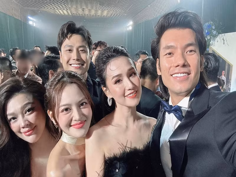 Nhan Phúc Vinh, Lã Thanh Huyền, Thùy Anh, Thanh Sơn đến mừng đám cưới Diễm My. Các diễn viên từng góp mặt trong phim truyền hình Tình yêu và tham vọng. Ảnh: FBNV.