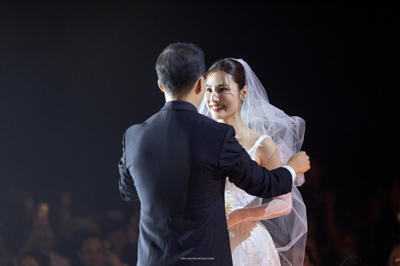 Chồng Diễm My đọc lời thề nguyện: "Mỗi khi anh nhìn thấy nụ cười của em thì anh biết rằng mọi khó khăn thử thách đều sẽ vượt qua… Anh yêu em". Ảnh: Vietnamnet.