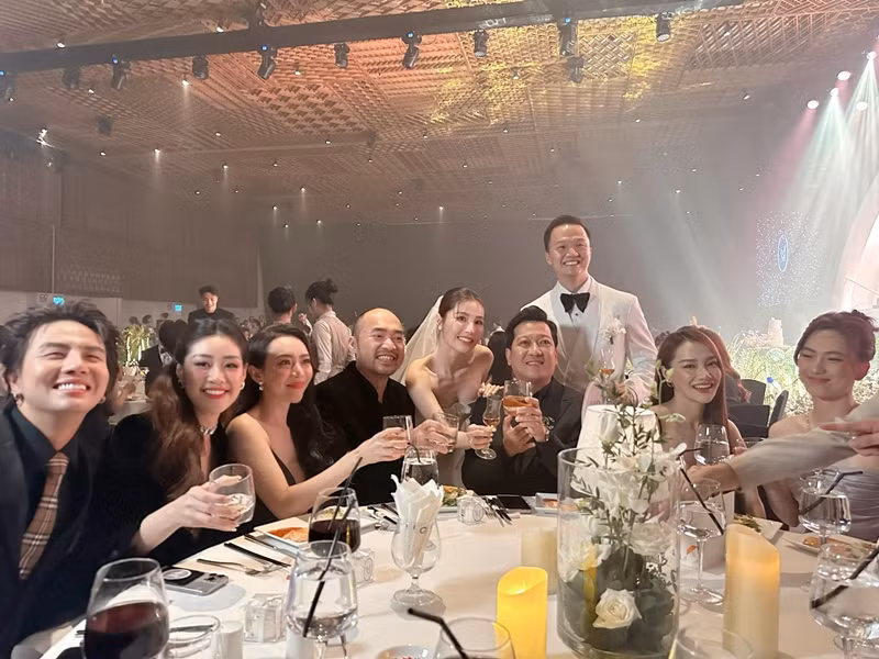 Trường Giang - Nhã Phương, Thu Trang - Tiến Luật, Khánh Vân đến chúc mừng vợ chồng Diễm My. Ảnh: FBNV.