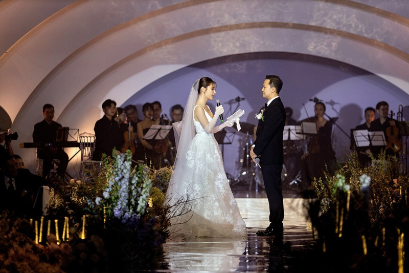 "Anh thay đổi em từ một cô gái hay buồn, hay thu mình lại với trái tim tan vỡ, từ một cô gái nghĩ rằng mình không xứng đáng với tình yêu thương của một người nào khác ngoài mẹ mình, trở nên tin vào cuộc sống và những điều tốt đẹp. Anh làm cho trái tim em trở nên ấm áp hơn. Anh dắt em đi đến những nơi em chưa từng đến, ăn những món ăn mà em chưa bao giờ được ăn. Mình cùng xem phim, chạy bộ, vượt qua những ngọn núi, vượt qua biến cố và nỗi đau tột cùng trong trái tim của em. Anh đã chưa bao giờ từ bỏ em, luôn động viên em, thấu hiểu em", Dân Trí lẫn lời Diễm My. Ảnh: Vietnamnet.