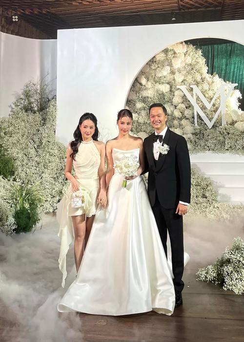 Midu chúc mừng Diễm My - Vinh Nguyễn. Ảnh: FBNV.