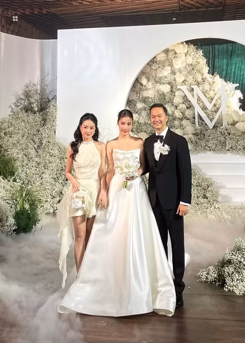 Midu chúc mừng Diễm My - Vinh Nguyễn. Ảnh: FBNV.