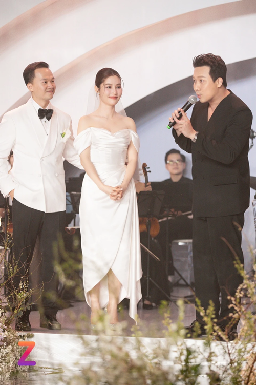Lên sân khấu phát biểu, Trấn Thành gửi lời chúc mừng đến vợ chồng Diễm My. "Tôi rất xúc động khi nghe hai em nói lời thề nguyện. Tôi rất mừng cho em tôi đã lấy được một người chồng tử tế, tinh tế và đầy kinh tế. Cuộc sống sẽ có lúc hục hặc, bất đồng quan điểm. Những lúc hai đứa khó khăn, sắp buông tay nhau, hãy nghĩ đến ngày hôm nay để đi đến chặng đường còn lại", Znews dẫn lời Trấn Thành. Ảnh: Znews.