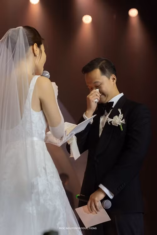 Vinh Nguyễn bật khóc trước chia sẻ của vợ. Ảnh: Vietnamnet.