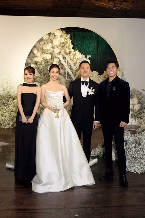 Vợ chồng Puka - Gin Tuấn Kiệt sánh đôi tại đám cưới. Ảnh: FBNV.