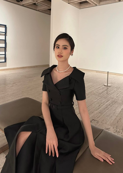 Ý Nhi mặc thanh lịch khi đến xem một triển lãm vào đầu tháng 12. Ảnh: FBNV.
