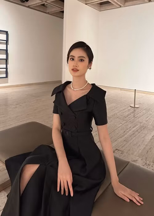 Ý Nhi mặc thanh lịch khi đến xem một triển lãm vào đầu tháng 12. Ảnh: FBNV.