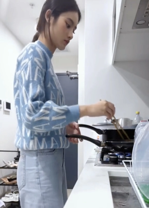 Ý Nhi tự đi chợ, nấu ăn. Ảnh chụp màn hình.