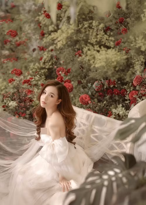 Sau khi kết hôn, cô vẫn hoạt động nghệ thuật. Ảnh: FBNV.