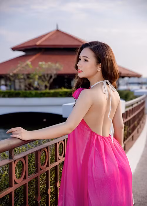 Nữ diễn viên cho biết, cô chỉ đơn thuần chia sẻ hình ảnh mặc áo tắm khi đi du lịch. “Con gái có thì, sau này lớn tuổi, kết hôn và có em bé rồi mọi thứ sẽ giới hạn đi rất nhiều. Rất mong mọi người tôn trọng sở thích về trang phục tắm biển của mình và có cái nhìn khách quan. Khả năng trong công việc, phẩm chất không đánh giá qua trang phục mình chọn tắm biển”, Ngọc Anh bày tỏ. Ảnh: FBNV.