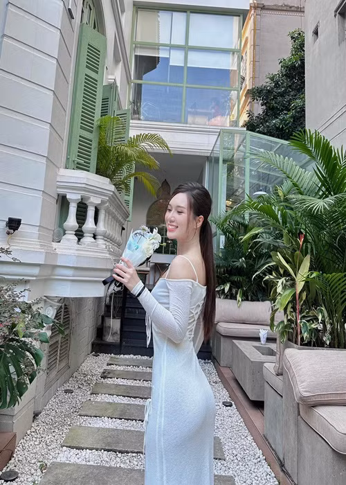 Ngọc Anh chuộng trang phục tôn vòng ba cong vút. Ảnh: FBNV.