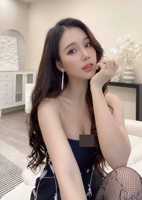 Ngọc Anh là diễn viên tay ngang. Cô từng là sinh viên trường Đại học Công đoàn. Ngoài Phố trong làng, cô còn đóng các phim: Chạy trốn thanh xuân, Lựa chọn số phận, Lửa ấm, Mặt nạ hạnh phúc, Gia đình mình vui bất thình lình. Ảnh: FBNV.