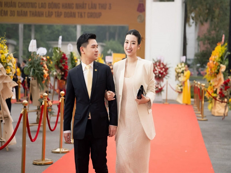 Chia sẻ hình ảnh bên chồng, nàng hậu hài hước viết: "Hộ tống nhạc trưởng đi diễn".