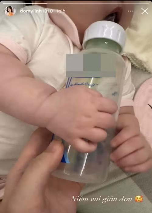 Ít ngày trước, Đỗ Mỹ Linh đăng tải hình ảnh con gái đang bú bình. Có thể thấy, con gái Đỗ Mỹ Linh khá bụ bẫm, trắng hồng.
