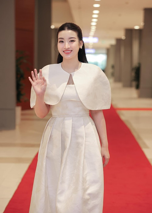 Chia sẻ trên Dân Trí về kế hoạch hiện tại và tương lai, Mỹ Linh nói: "Tôi mới 27 tuổi, còn nhiều thời gian. Trước mắt, tôi muốn tập trung cho gia đình và em bé. Khi nào em bé ổn định hẳn, tôi mới tập trung vào công việc riêng. Khi mình có thời gian tập trung làm việc, cố gắng hết sức thì hiệu quả sẽ tốt hơn. Tôi cũng có những dự định về sự nghiệp riêng của mình".