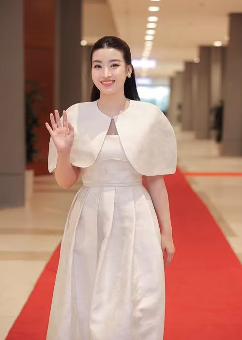 Chia sẻ trên Dân Trí về kế hoạch hiện tại và tương lai, Mỹ Linh nói: "Tôi mới 27 tuổi, còn nhiều thời gian. Trước mắt, tôi muốn tập trung cho gia đình và em bé. Khi nào em bé ổn định hẳn, tôi mới tập trung vào công việc riêng. Khi mình có thời gian tập trung làm việc, cố gắng hết sức thì hiệu quả sẽ tốt hơn. Tôi cũng có những dự định về sự nghiệp riêng của mình".