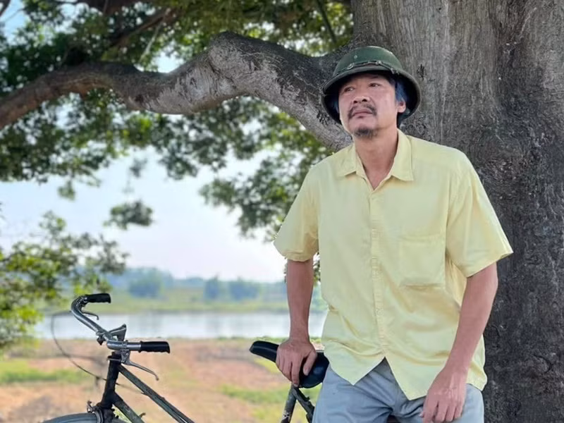 NSƯT Võ Hoài Nam cũng lọt top 6 đề cử Diễn viên nam ấn tượng tại VTV Awards 2023. Vừa qua, anh đóng ông Nhân trong Món quà của cha. “Thực ra đây không phải là vai diễn tôi tâm đắc. Vai này chỉ có một màu diễn. Giá như kịch bản tốt hơn, phim đẩy những vấn đề khác lên thì vai ông Nhân sẽ có nhiều đất diễn hơn”, Võ Hoài Nam chia sẻ. Ảnh: Vietnamnet.