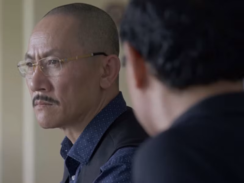 Trước Cuộc đời vẫn đẹp sao và Cuộc chiến không giới tuyến, tên tuổi của Hoàng Hải gắn liền với các bộ phim Cảnh sát hình sự (năm 1997), Đường đời, Tuổi thanh xuân 2, Chạy trốn thanh xuân, Đừng bắt em phải quên, Mê cung, Hồ sơ cá sấu, Mặt nạ gương. Nam diễn viên “cân” được cả vai chính diện lẫn phản diện. Ảnh: VTV.