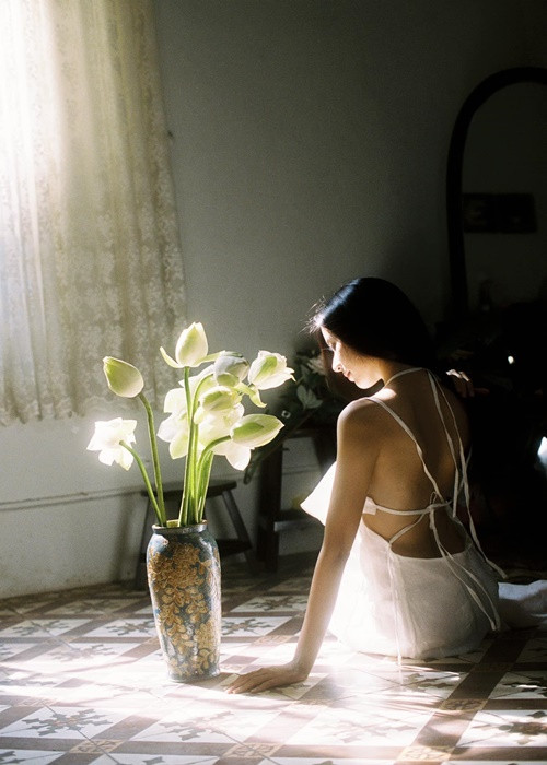 Ngọc Huyền chuộng trang phục để lộ vai và lưng trần gợi cảm.