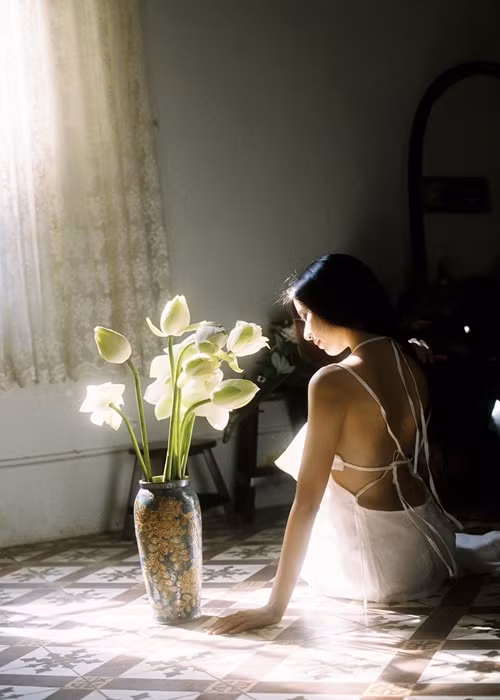 Ngọc Huyền chuộng trang phục để lộ vai và lưng trần gợi cảm.