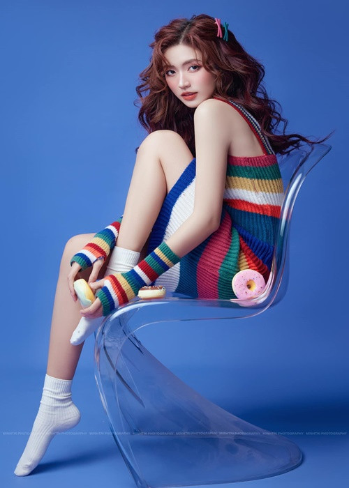 Nữ diễn viên sinh năm 1999 làm người mẫu ảnh, đóng các video quảng cáo.