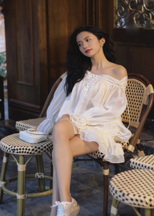 "Tôi cảm thấy hạnh phúc vì có sự so sánh giữa 2 vai diễn. Điều này thể hiện khán giả luôn dành sự quan tâm cho Ngọc Huyền, luôn theo dõi những vai diễn của tôi và những sự so sánh đó là căn cứ để tôi rút kinh nghiệm, hoàn thiện vai diễn hơn. Tôi không cảm thấy áp lực với cái bóng của chính mình", Ngọc Huyền trải lòng.