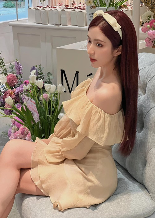 Vân Vân của Thương ngày nắng về sở hữu gương mặt xinh xắn, nụ cười tỏa nắng cùng vóc dáng mảnh mai.