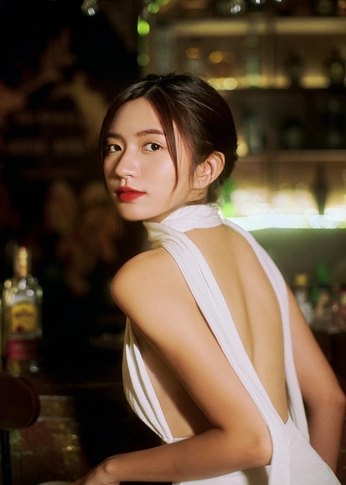 Nữ diễn viên phim Thương ngày nắng về khoe vẻ quyến rũ vừa đủ.