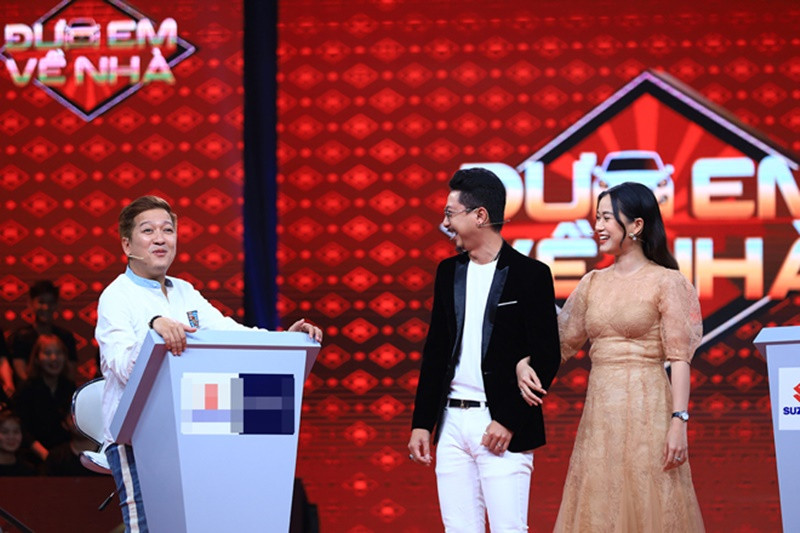 Năm 2018, khi Hứa Minh Đạt tố Trường Giang vô ơn với Hoài Linh, Lâm Vỹ Dạ cho biết bài báo đã cố tình cắt ghép sai sự thật bài phỏng vấn của Hứa Minh Đạt. "Không có ai tố ai gì đâu. Khổ ghê. Có tố chăng là tố: "Bận gì mà lâu quá không thấy rủ nhậu vậy?”, cô nói. Nữ diễn viên cũng đùa vui sắp tới đi quay cùng Trường Giang sẽ rủ đi nhậu: "Sắp tới có quay tiếp Nhanh như chớp với ổng nè! Chắc quay xong rủ đi nhậu để bàn về cái vụ này cho có cái để cười". Ảnh: Dân Việt.