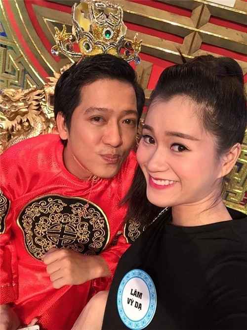 Khi Lâm Vỹ Dạ cãi vã với Hứa Minh Đạt, Trường Giang luôn xuất hiện. Cô nhớ mãi khoảnh khắc ngồi sau xe Trường Giang khóc nức nở mỗi lần chuyện tình cảm không như ý. Ảnh: Tri Thức Xanh.