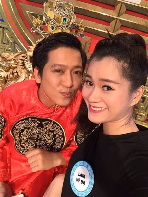 Khi Lâm Vỹ Dạ cãi vã với Hứa Minh Đạt, Trường Giang luôn xuất hiện. Cô nhớ mãi khoảnh khắc ngồi sau xe Trường Giang khóc nức nở mỗi lần chuyện tình cảm không như ý. Ảnh: Tri Thức Xanh.