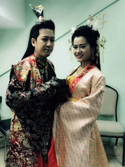 Ngày còn là sinh viên, Lâm Vỹ Dạ - Nam Thư có thời gian sống chung nhà với Trường Giang. Theo Lâm Vỹ Dạ, Trường Giang không ngần ngại chia sẻ việc nấu cơm, rửa chén, dọn dẹp với cô và Nam Thư. Ảnh: Tri Thức Xanh.