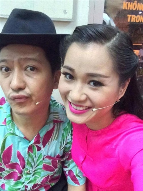 Lâm Vỹ Dạ "đeo bám" Trường Giang mọi lúc, mọi nơi vì coi nam diễn viên hài như anh trai. Ảnh: Tri Thức Xanh.