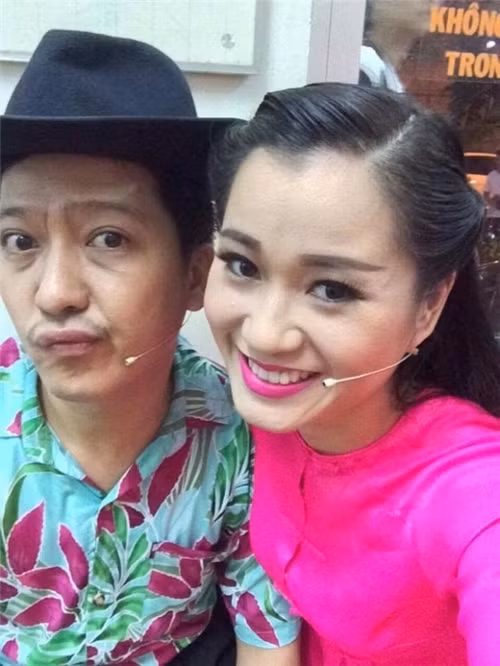 Lâm Vỹ Dạ "đeo bám" Trường Giang mọi lúc, mọi nơi vì coi nam diễn viên hài như anh trai. Ảnh: Tri Thức Xanh.