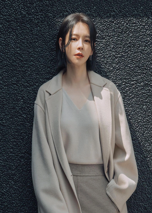 Khi công việc kinh doanh của Lý Vân Phong gặp khó khăn, Từ Nhược Tuyên trở lại làng giải trí. Cô đi sự kiện, đóng quảng cáo để hỗ trợ ông xã vấn đề tài chính. Nhờ sự ủng hộ của Từ Nhược Tuyên, Lý Vân Phong đã vượt qua khó khăn trong công việc kinh doanh. Ảnh: Dân Trí.