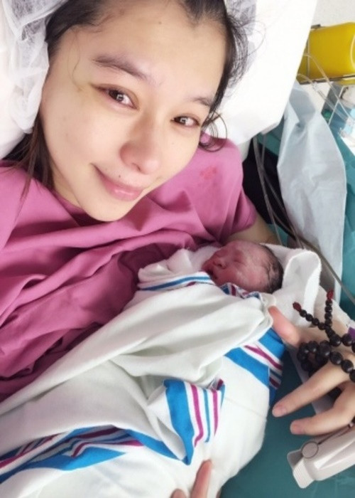 Từ Nhược Tuyên sinh con ở tuần 32. Vì quá yếu, người đẹp đã phải nhịn tắm một tháng khi ở cữ. Ảnh: Sức Khỏe Và Đời Sống.