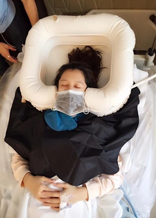 Từ Nhược Tuyên mang bầu vào năm 2015. Do dễ sinh non, nữ diễn viên Cơn lốc tình yêu uống thuốc và tiêm nhiều mũi an thai. Từ Nhược Tuyên còn phải nằm liệt giường 150 ngày. Ảnh: Sức Khỏe Và Đời Sống.