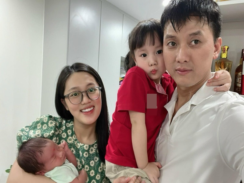 Vợ chồng Quách Ngọc Tuyên tự giác giúp đỡ lẫn nhau trong việc chăm sóc các con.