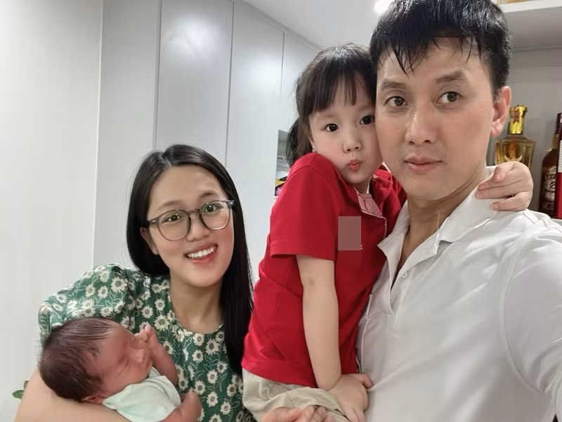 Vợ chồng Quách Ngọc Tuyên tự giác giúp đỡ lẫn nhau trong việc chăm sóc các con.