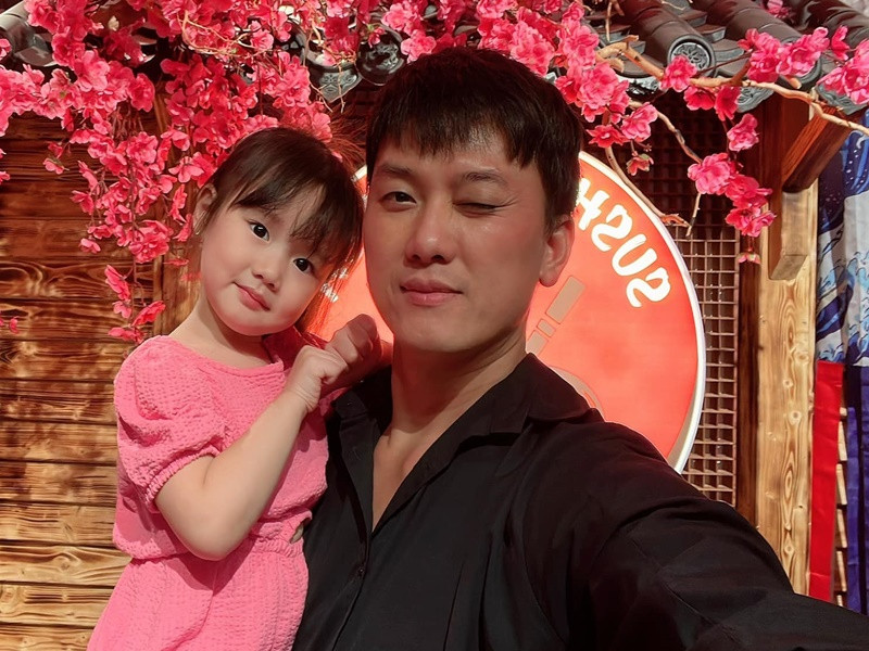 Từ khi 5 - 6 tháng tuổi, bé Bào Ngư đã có cát-sê riêng khi chụp ảnh quảng cáo với bố.