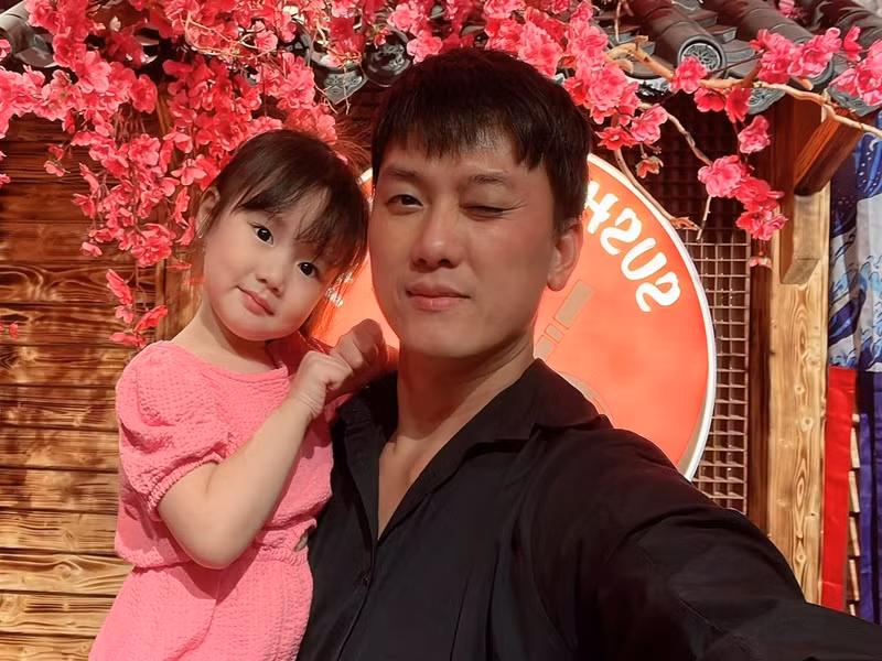 Từ khi 5 - 6 tháng tuổi, bé Bào Ngư đã có cát-sê riêng khi chụp ảnh quảng cáo với bố.