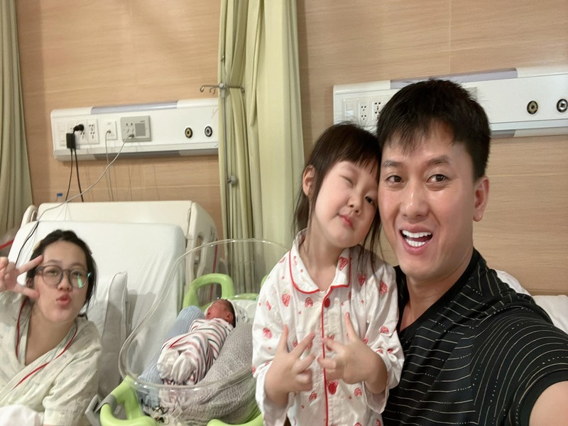 Theo Quách Ngọc Tuyên, vợ có ghen nhưng rất tế nhị khi anh đóng cặp với các nữ diễn viên. “Tôi luôn rõ ràng, không che giấu điều gì. Mối quan hệ giữa tôi với ai vợ đều biết và hiểu. Tất cả tài khoản ngân hàng, mật khẩu, Zalo, Facebook cá nhân của tôi… vợ đều nắm hết”, nam diễn viên chia sẻ trên Người Đưa Tin.