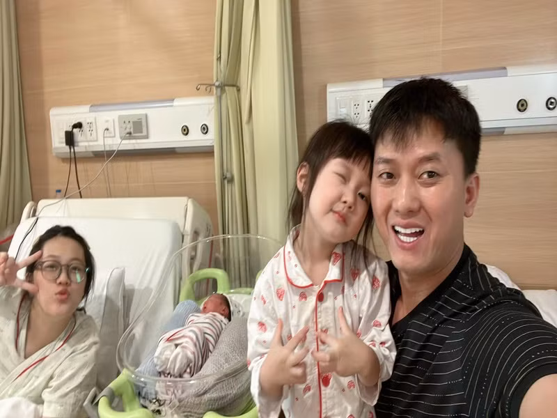 Theo Quách Ngọc Tuyên, vợ có ghen nhưng rất tế nhị khi anh đóng cặp với các nữ diễn viên. “Tôi luôn rõ ràng, không che giấu điều gì. Mối quan hệ giữa tôi với ai vợ đều biết và hiểu. Tất cả tài khoản ngân hàng, mật khẩu, Zalo, Facebook cá nhân của tôi… vợ đều nắm hết”, nam diễn viên chia sẻ trên Người Đưa Tin.