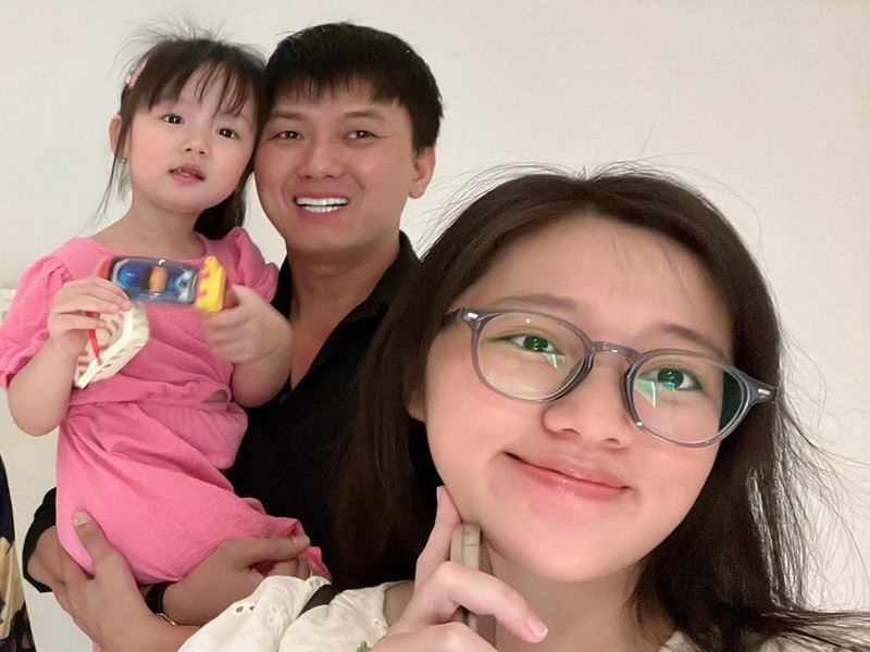 Quách Ngọc Tuyên chia sẻ, anh may mắn khi luôn có vợ đồng hành. Với nam diễn viên, dù sinh năm 2000, Thảo Hân luôn tự ý thức được mọi thứ.