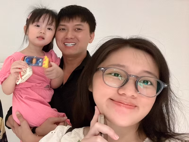 Quách Ngọc Tuyên chia sẻ, anh may mắn khi luôn có vợ đồng hành. Với nam diễn viên, dù sinh năm 2000, Thảo Hân luôn tự ý thức được mọi thứ.