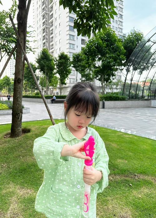 Bé Bào Ngư được bố mẹ cho ăn mặc điệu đà.