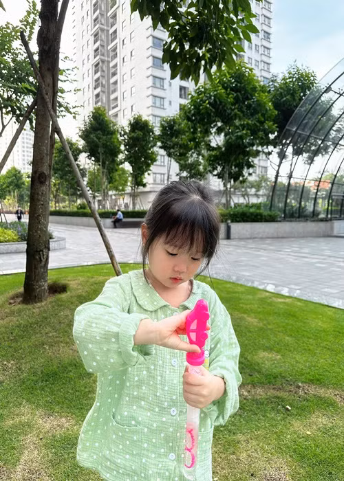 Bé Bào Ngư được bố mẹ cho ăn mặc điệu đà.